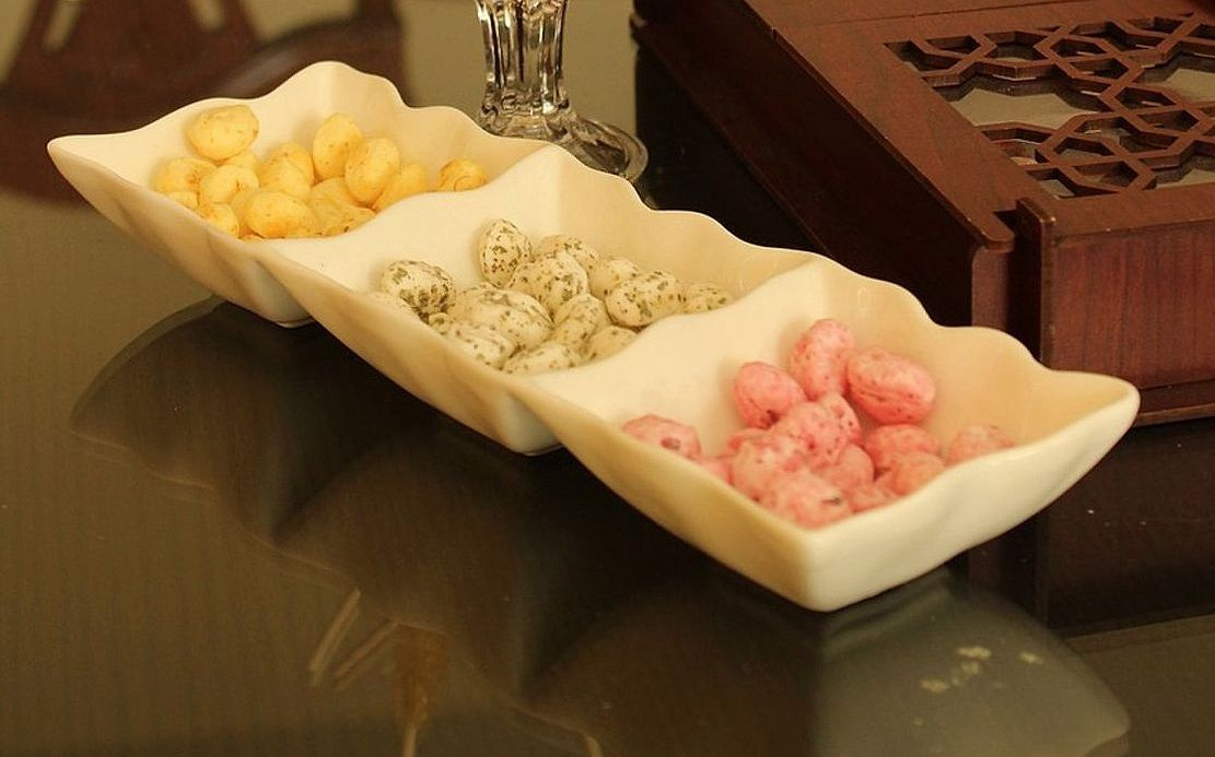Çikolata ve tatlılarla dolu mağaza vitrini güneşli bir gün